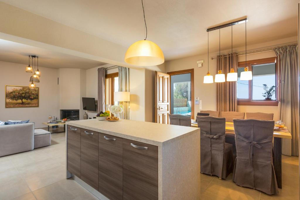 Część wypoczynkowa w obiekcie Kallisti Villas, Family Paradise, By ThinkVilla