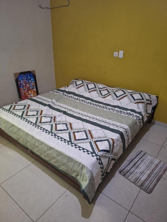 ein großes Bett steht in einem Zimmer mit in der Unterkunft Affiba Colocation in Abidjan