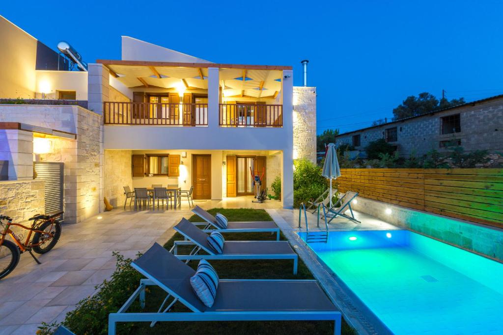 Basen w obiekcie Kallisti Villas, Family Paradise, By ThinkVilla lub w pobliżu