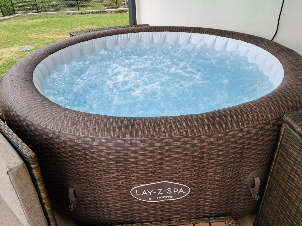 a large wicker hot tub in a wicker chair at L'Escapade des Hauts location saisonnière avec jacuzzi in Le Tampon