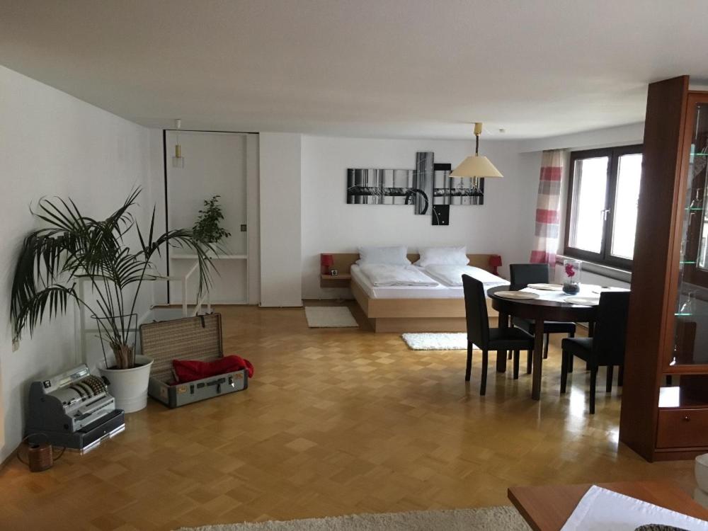 ein Wohnzimmer mit einem Sofa und einem Tisch darin in der Unterkunft Ferienwohnung im Herzen Bad Wildbads in Bad Wildbad