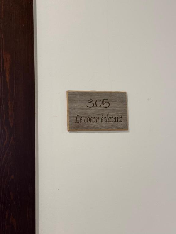 a sign that reads ice cream platinum on a white wall at Le cocon éclatant in Sfax