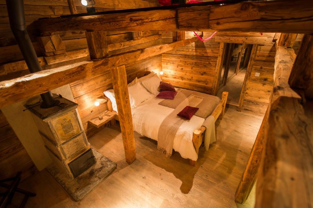 Uma cama ou camas num quarto em Les Mazots de la Source & Spa