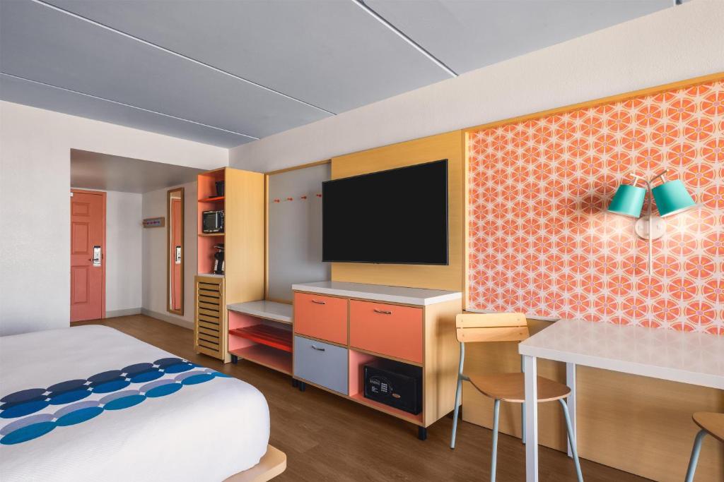 Golden Sands Oceanfront Hotel - 