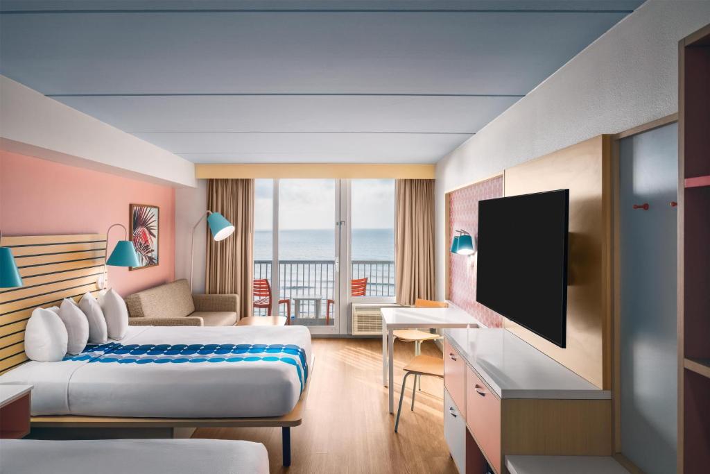 Golden Sands Oceanfront Hotel - 