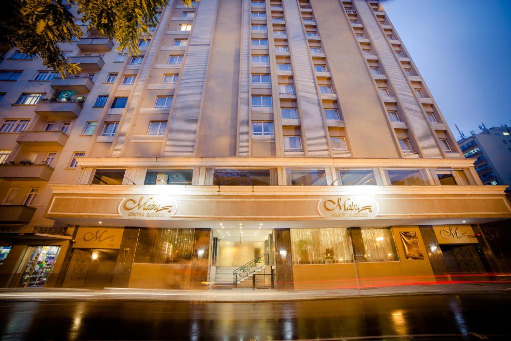 un edificio alto con un cartel en la parte delantera en Mabu Curitiba Business, en Curitiba