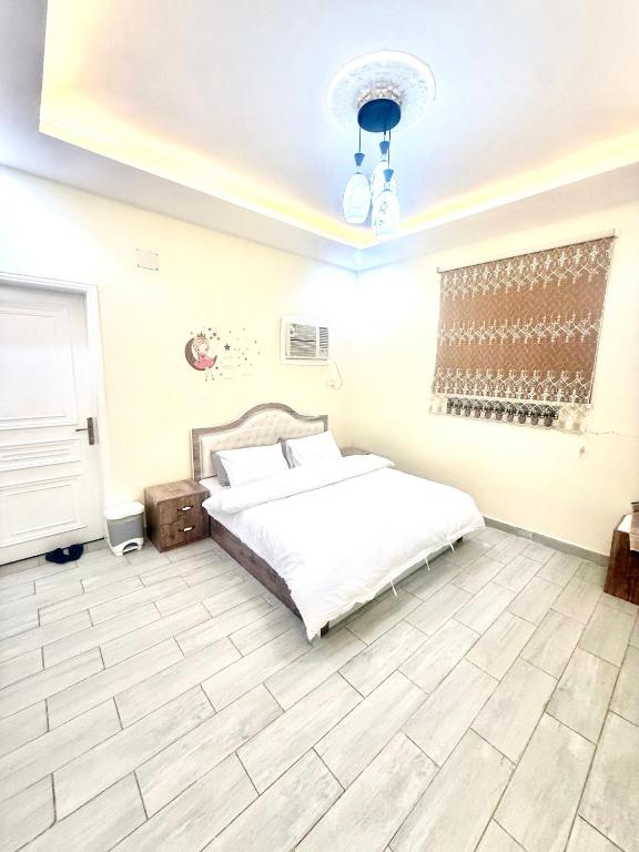 a bedroom with a white bed and a ceiling at شاليهات سكون الغروب in Taif