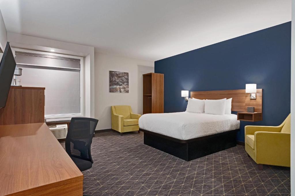 a hotel room with a bed and a desk at Park Inn by Radisson, Kelowna in Kelowna