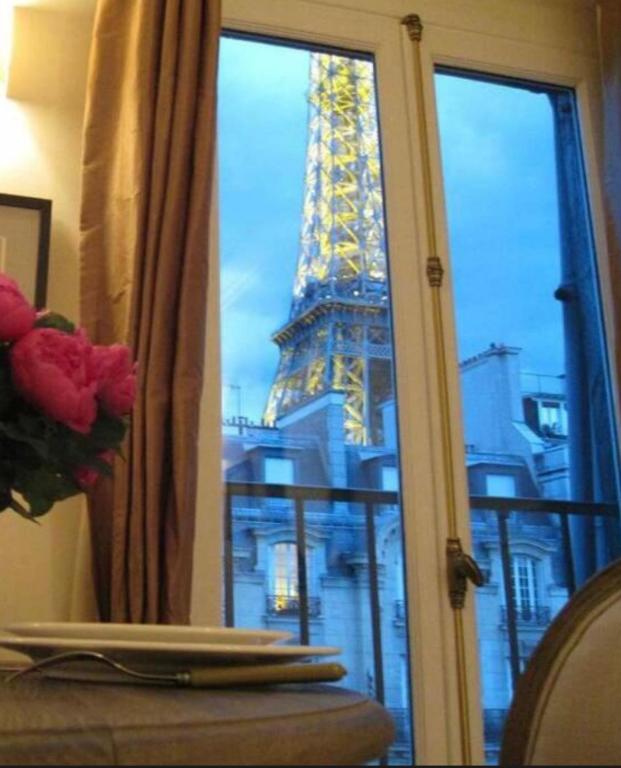 Eiffel Tower View Apartment 1 min walk Paris 7th Air Conditioning