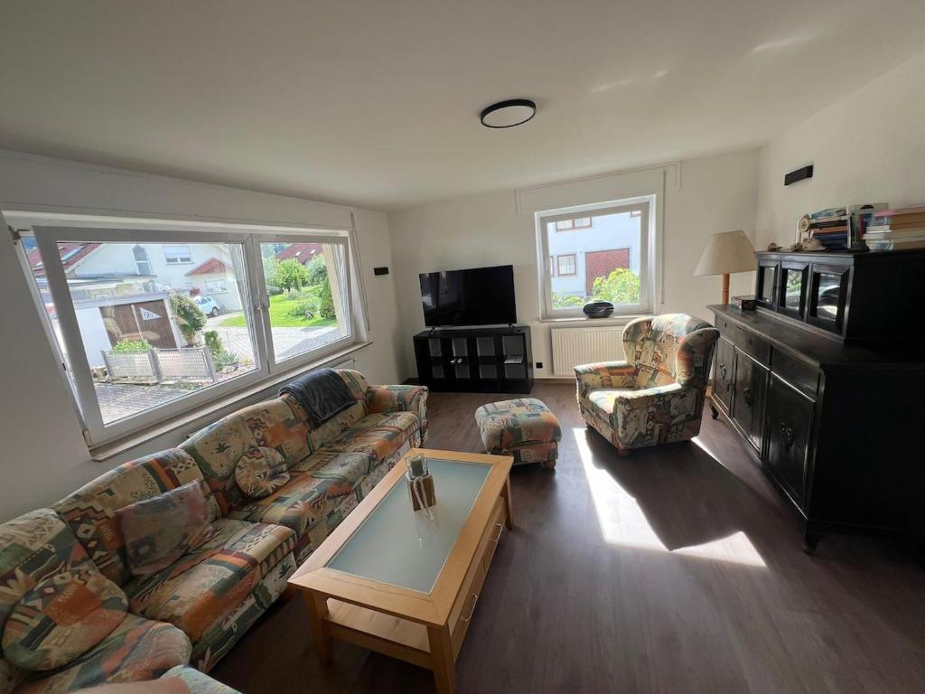 a living room with a couch and a coffee table at Ferienwohnung im Täle in Bad Überkingen
