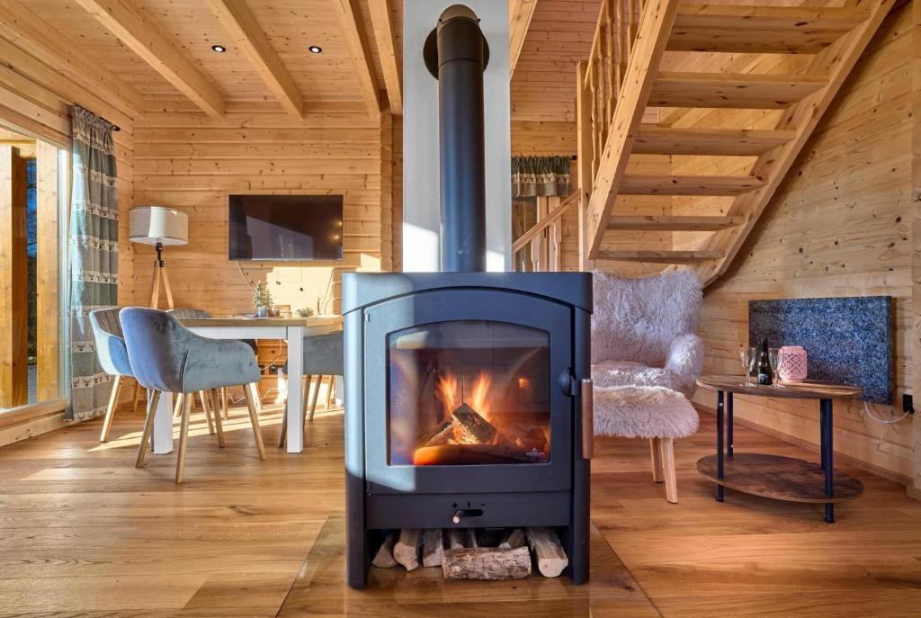 a fireplace in the middle of a living room at Manus Hoizhütterl in Sankt Oswald