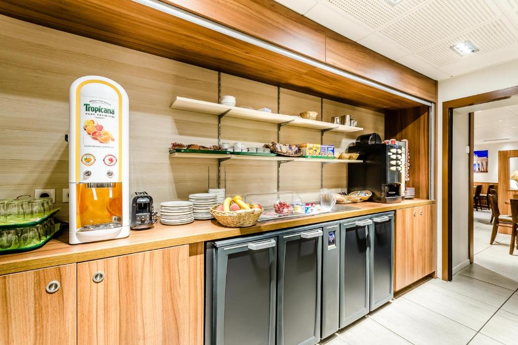 Kuchyň nebo kuchyňský kout v ubytování Hôtel Arcades