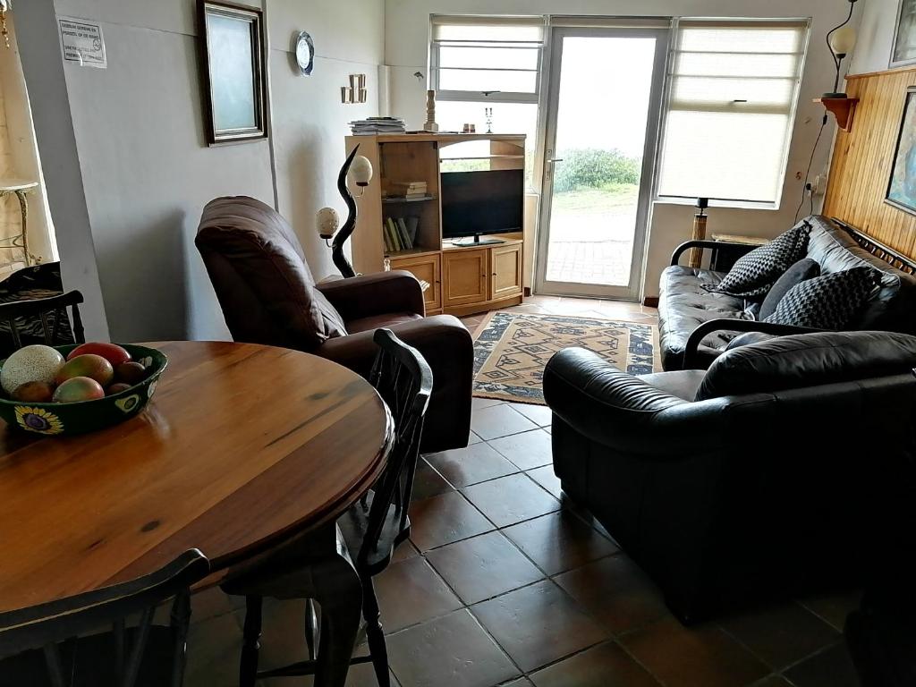 a living room with couches and a wooden table at NOU TOE NOU in Tergniet