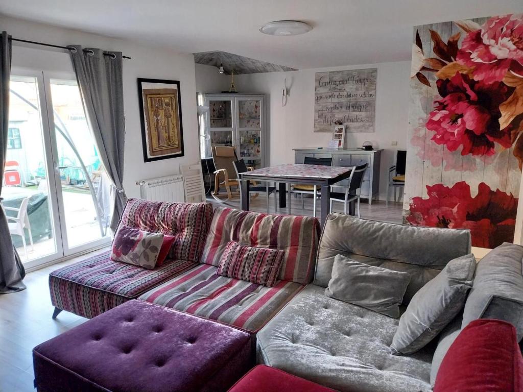 a living room with a couch and a table at El Encanto de Valladolid in Aldeamayor de San Martín