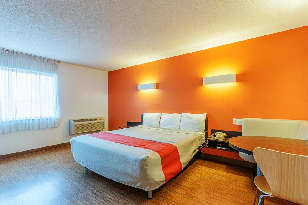 Postel nebo postele na pokoji v ubytování Motel 6-Wisconsin Rapids, WI