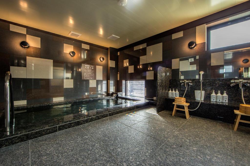 Bazén v ubytování Super Hotel Totsuka Eki Higashiguchi nebo v jeho okolí