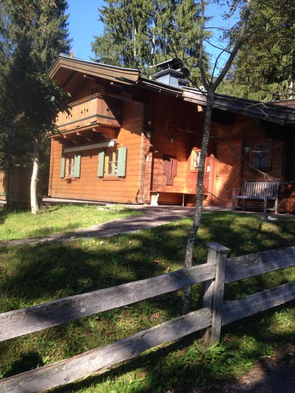 una casa de madera con una valla delante en Ferienhaus Heutal, en Unken