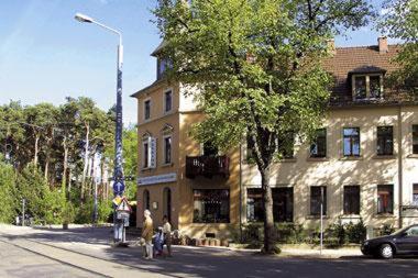 um grupo de pessoas em pé em frente a um edifício em Pension an der Pillnitzer Schlossfähre em Dresden