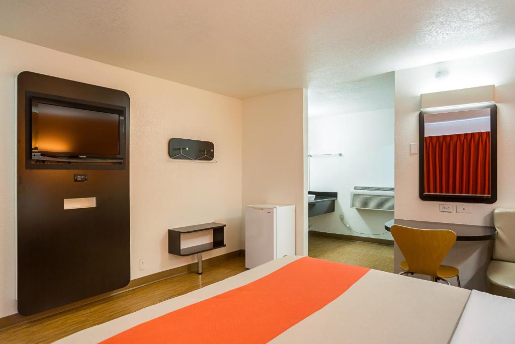 Postel nebo postele na pokoji v ubytování Motel 6-Wenatchee, WA