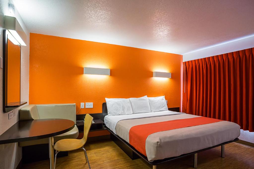 Postel nebo postele na pokoji v ubytování Motel 6-Wenatchee, WA