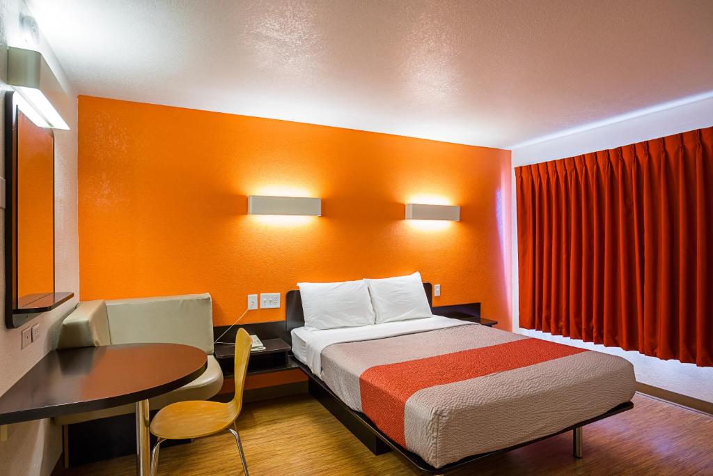 Postel nebo postele na pokoji v ubytování Motel 6-Wenatchee, WA