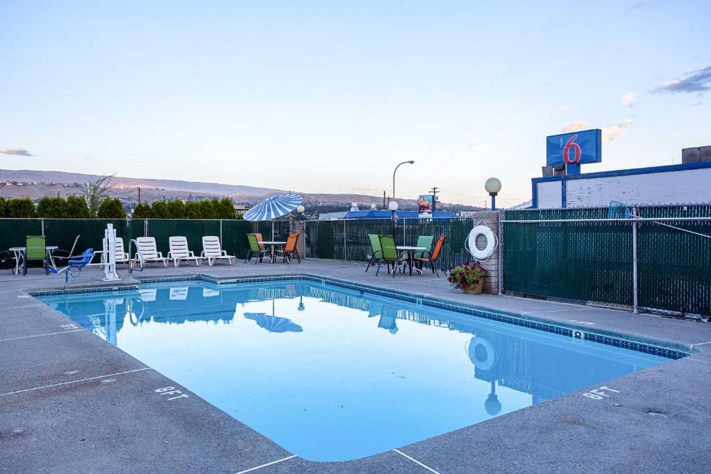 Bazén v ubytování Motel 6-Wenatchee, WA nebo v jeho okolí