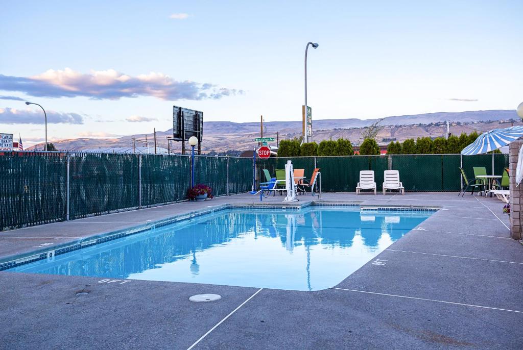 Bazén v ubytování Motel 6-Wenatchee, WA nebo v jeho okolí