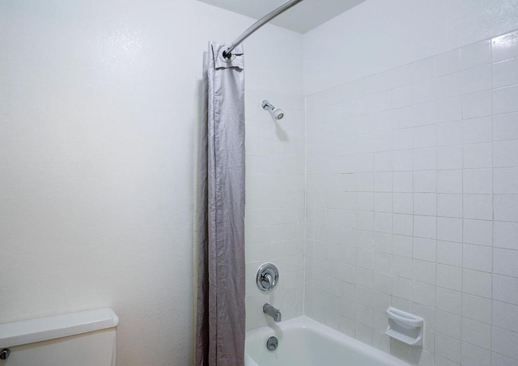 Koupelna v ubytování Motel 6-Wenatchee, WA