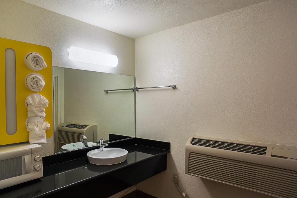 Koupelna v ubytování Motel 6-Wenatchee, WA