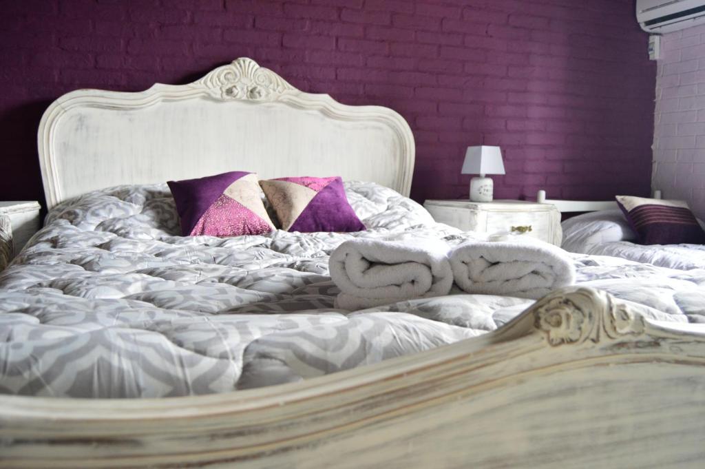 - un lit blanc avec 2 serviettes dans l'établissement VIAJERO Posada & Hostel Punta del este, à Punta del Este