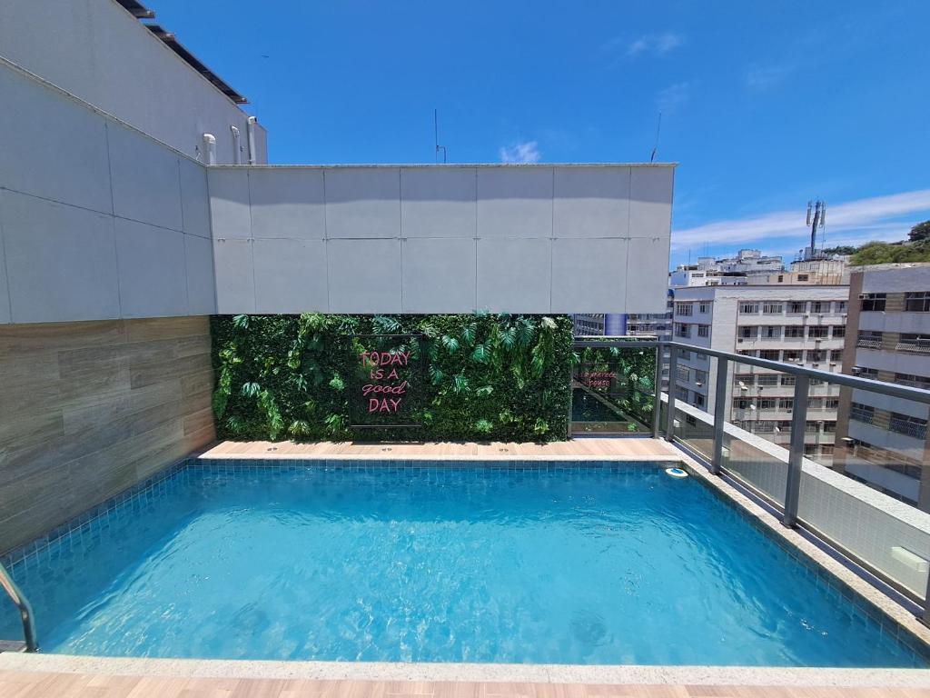 a swimming pool on the roof of a building at Conforto e Lazer a 50m da Praia in Niterói