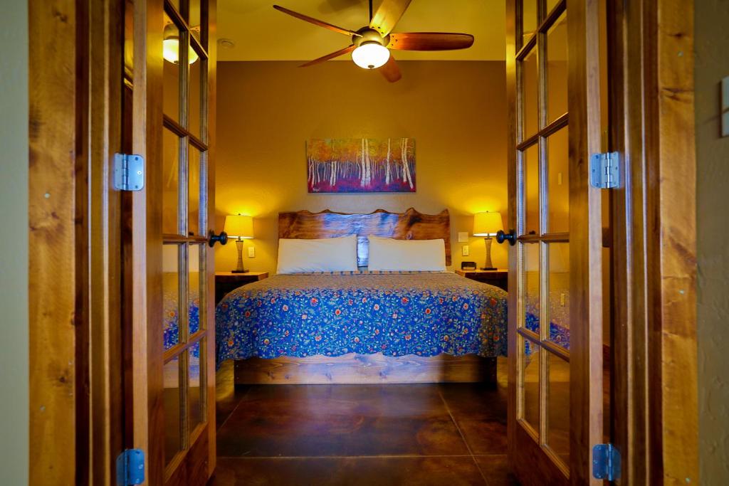 Schlafzimmer mit einem Bett und einem Deckenventilator in der Unterkunft Baycrest Lodge in Homer