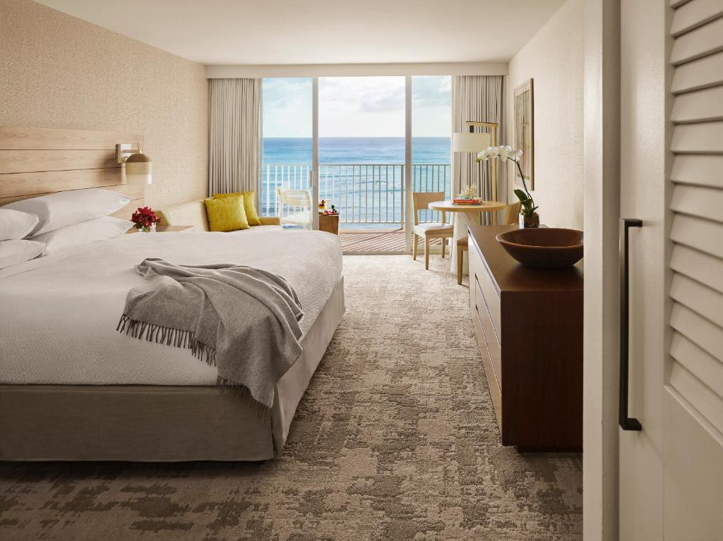 Postel nebo postele na pokoji v ubytování 'Alohilani Resort Waikiki Beach