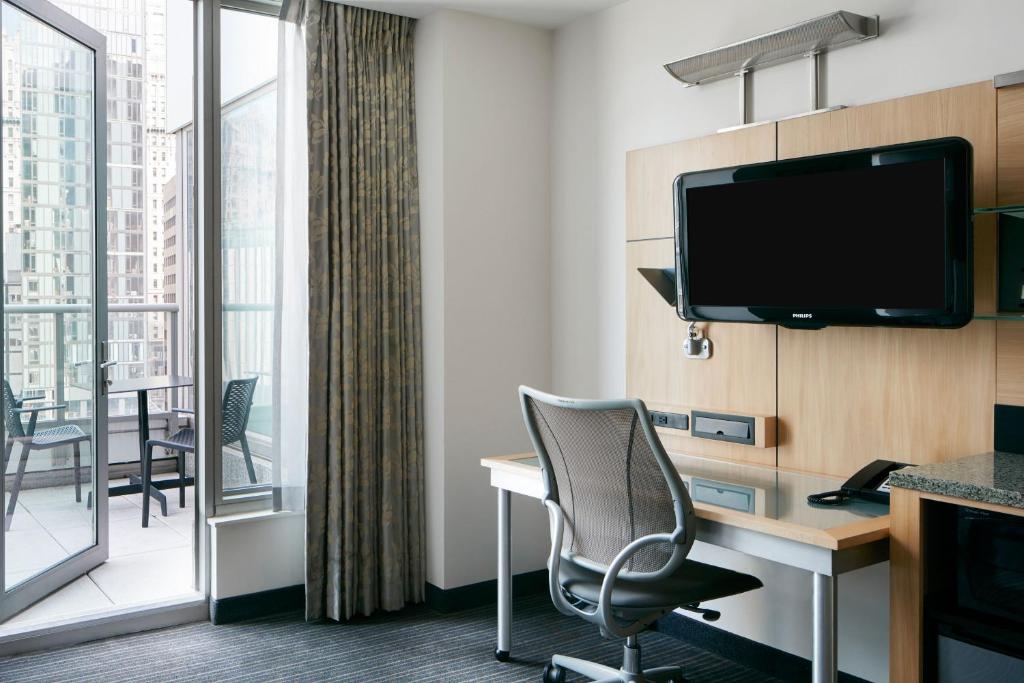 TV a/nebo společenská místnost v ubytování World Center Hotel