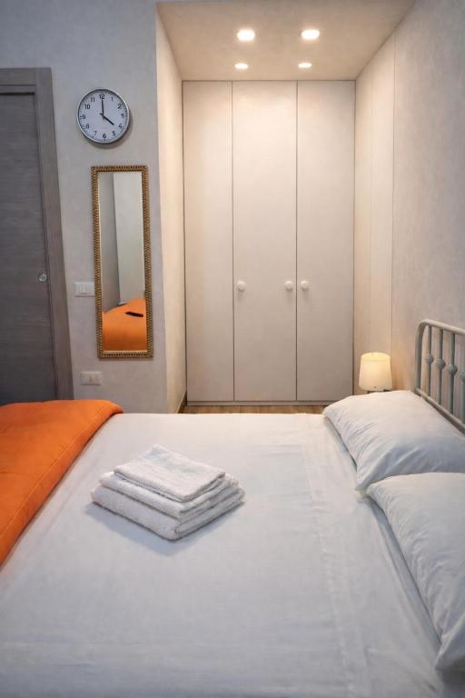 a bedroom with a bed with two towels on it at NaMi in Battipaglia