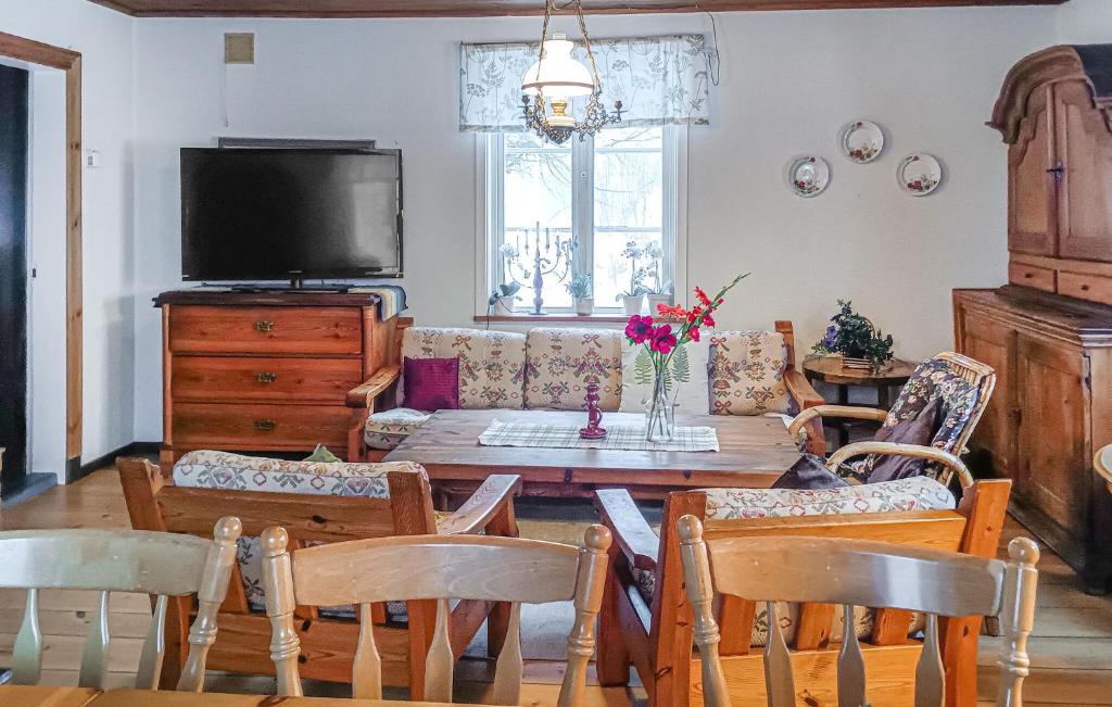 4 Bedroom Nice Home In Tived