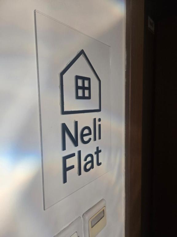 ein Schild für eine neue Wohnung an einer Tür in der Unterkunft NeliFlat in Lefkandi Chalkida