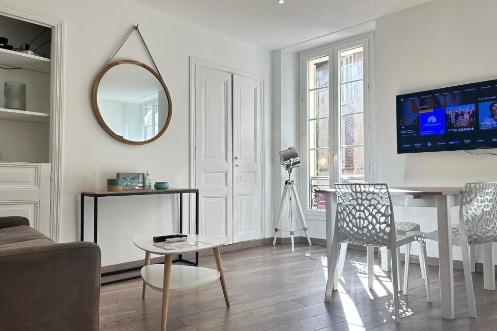 Charming 2-bedroom apartment with quality amenities in Old Cannes