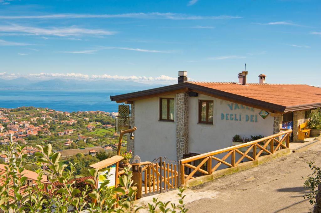 mały domek na zboczu wzgórza w obiekcie Valle degli Dei w mieście Agerola