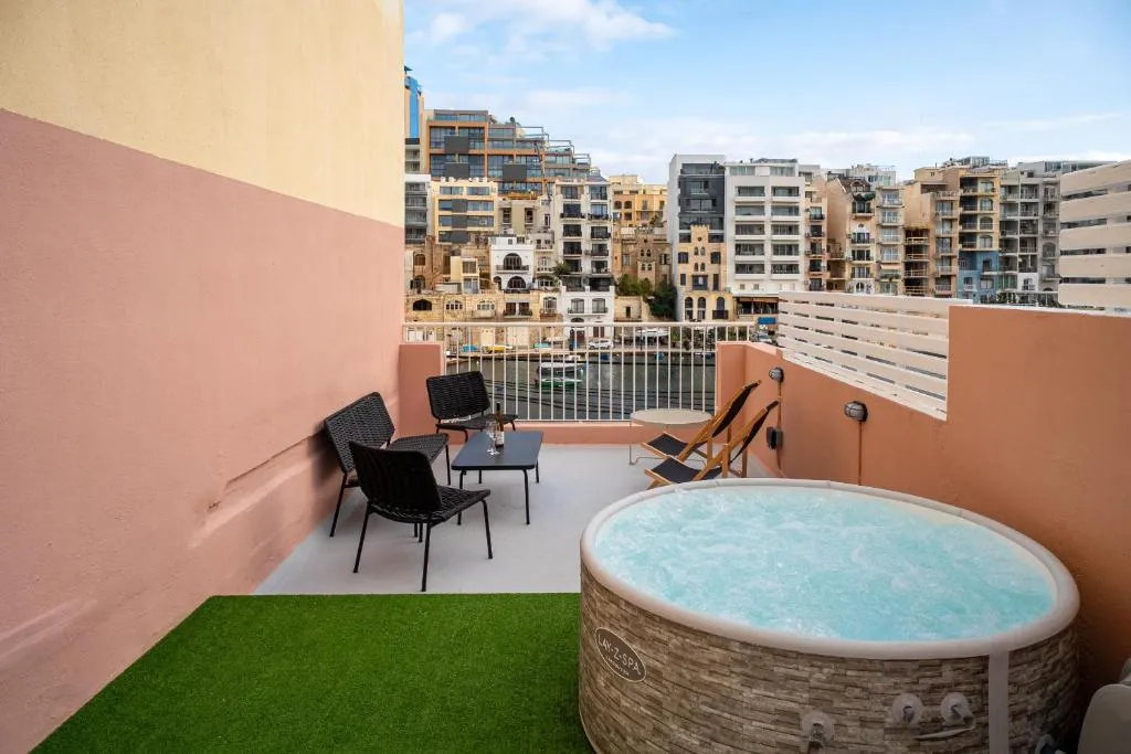 Sumptuous 2 bedrooms townhouse with large roof top terrace, hot tub & sea view GOSTJ-2