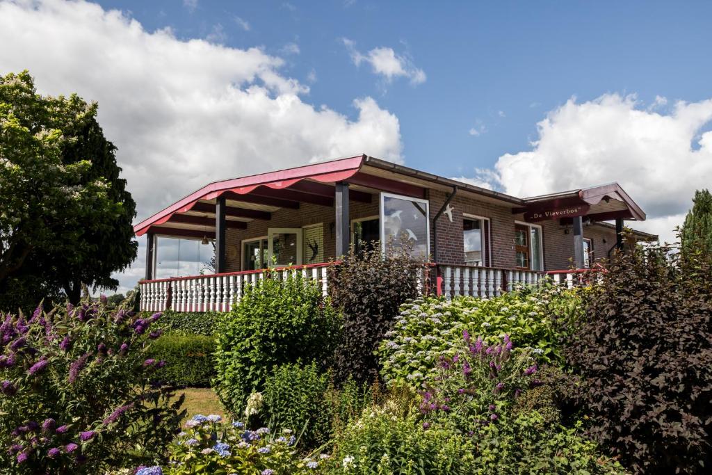 a house in the middle of a garden at Bij nr 5 Teuge in Terwolde