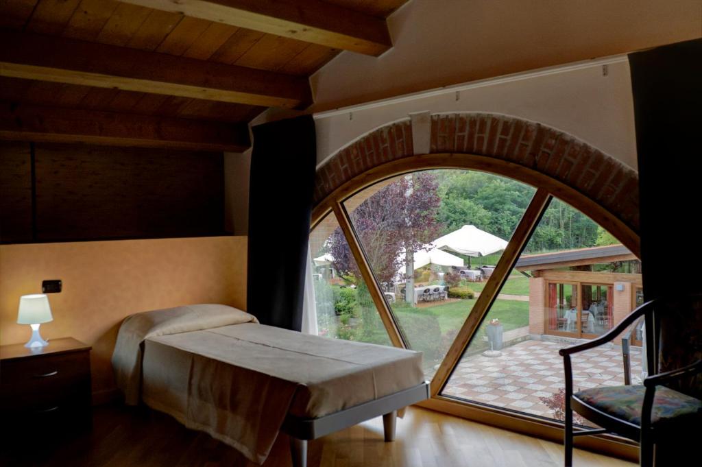 una camera da letto con una grande vetrata e un letto di Locanda Veneta a Vicenza