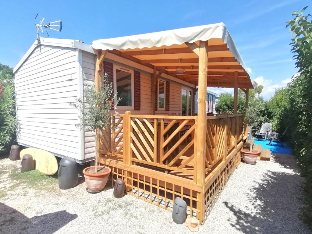 a tiny house with a gazebo at camping siblu le montourey fréjus in Fréjus