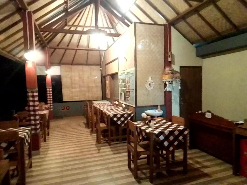 Posezení v ubytování Aris Homestay and Warung Made