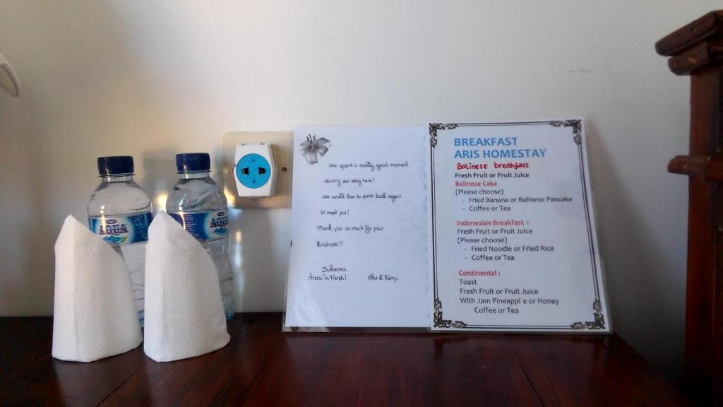 Certifikát, hodnocení, plakát nebo jiný dokument vystavený v ubytování Aris Homestay and Warung Made