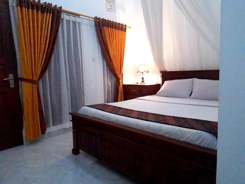 Postel nebo postele na pokoji v ubytování Aris Homestay and Warung Made