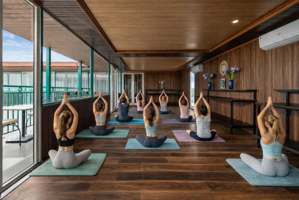 Thư giãn tại Charming Spa và duy trì năng lượng với phòng gym tiện nghi trong kỳ nghỉ.