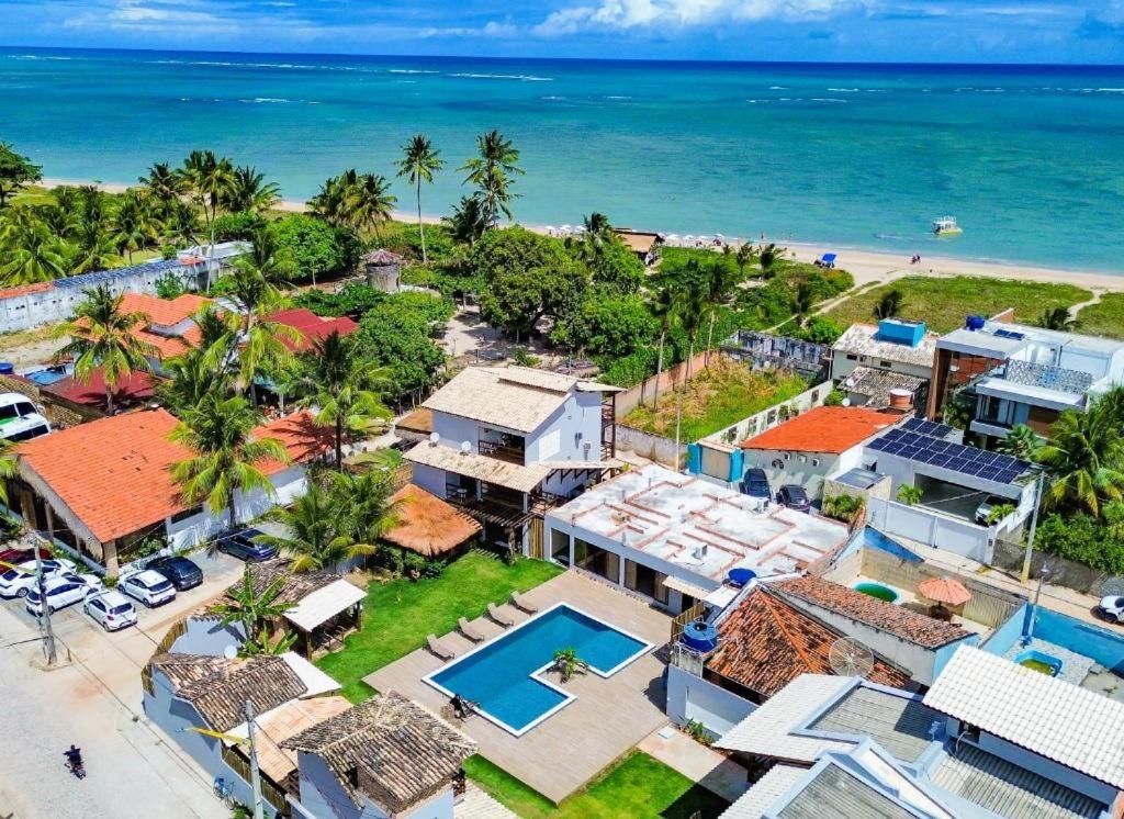 an aerial view of a house and the ocean at Villa Manoá in São Miguel dos Milagres