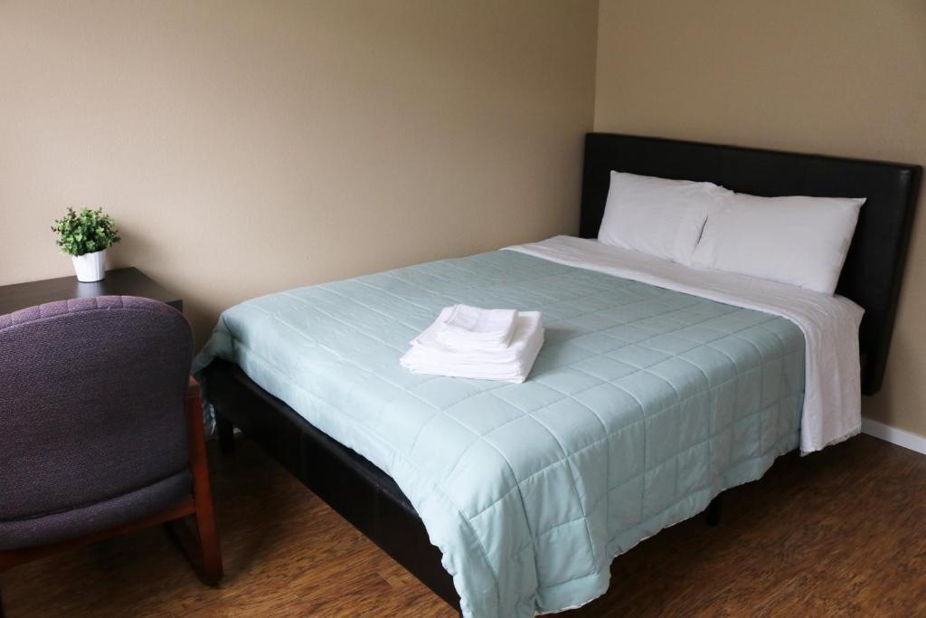 1 dormitorio con cama con almohada y silla en Quiet, clean and comfortable room, en Seattle