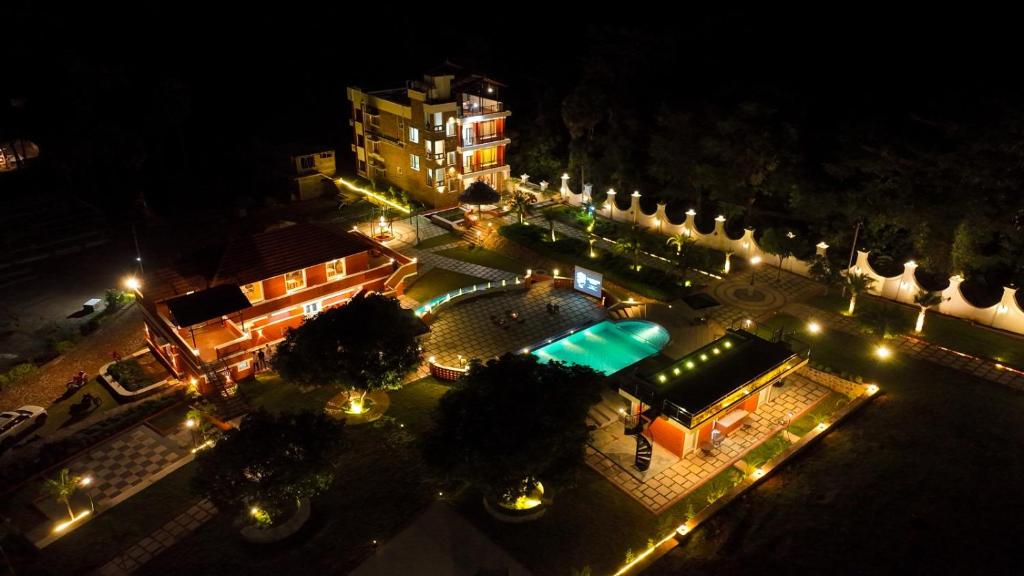 an overhead view of a courtyard with a pool at night at Palm Cove Resort And Spa in Jāmb